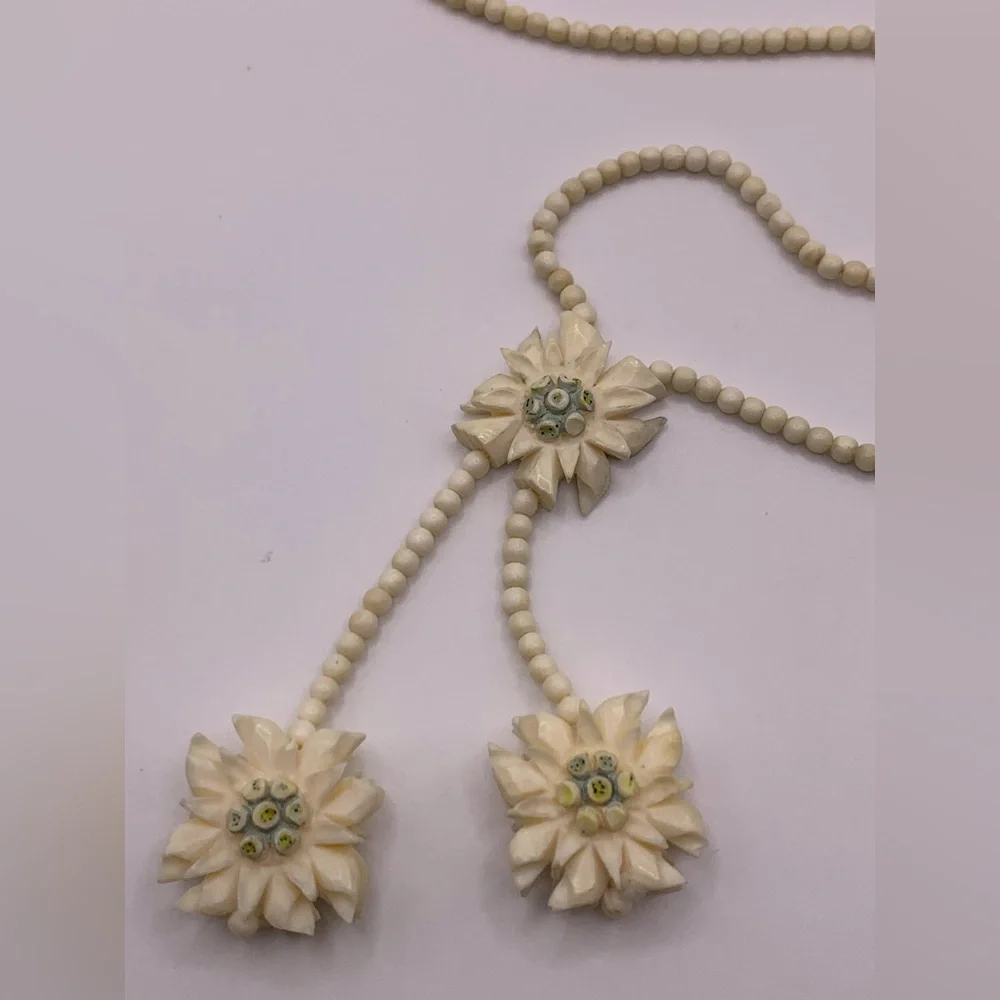 Vintage carved bone flower necklace - Picture 4 of 5